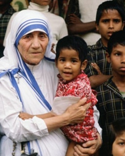 Мать Тереза с детьми