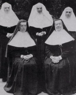 Монахиня Мать Тереза  (стоит справа)