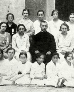 Мать Тереза в молодости (рядом со священником)