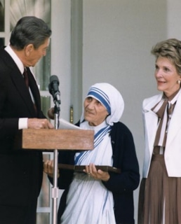 Президент Рейган вручает матери Терезе медаль Свободы