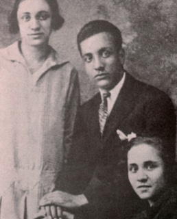 Мать Тереза в молодости с братом и сестрой