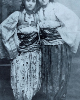Молодая Мать Тереза и ее сестра Ага в македонском народном костюме
