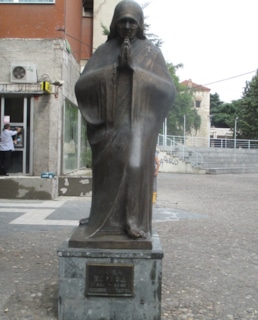 Памятник Матери Терезе в Скопье