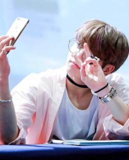 Чон Чонгук делает селфи