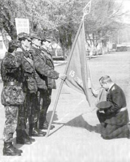 Владимир Квачков прощается с Боевым Знаменем в Узбекистане, 1994 год.