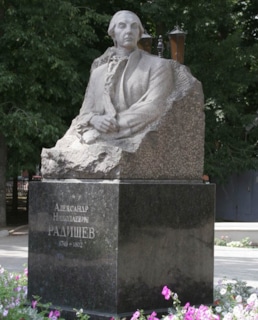 Памятник Александру Радищеву у входа в Саратовский художественный музей