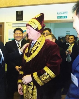 Анатолий Чубайс в казахском костюме