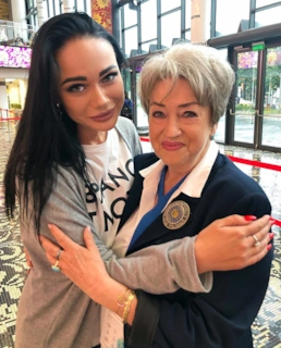 Яна Кошкина и ее тренер по художественной гимнастике Наталья Лащинская