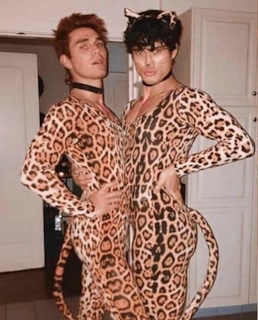 Кей Джей Апа и Коул Спроус в театре