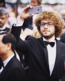 Илья Варламов в деловом костюме