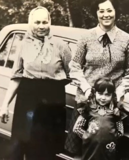 Виктория Тарасова в детстве с мамой и бабушкой