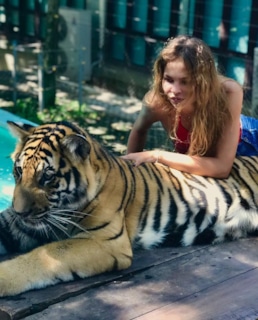 Настя Рыбка с тигром