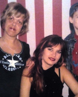 Анна Каст в юности с друзьями