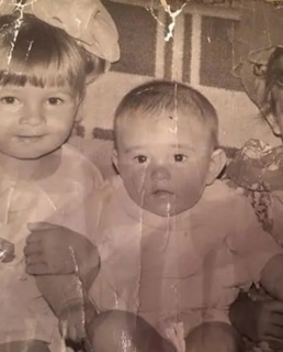 Александра Воробьева в детстве (справа)