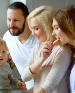 Василиса Володина с мужем и детьми