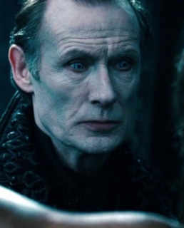 Билл Найи в роли Виктора Мейнарда