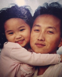 Бренда Сонг в детстве с отцом