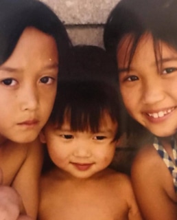 Бренда Сонг в детстве с братьями