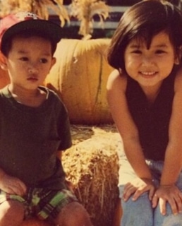 Бренда Сонг в детстве с братом