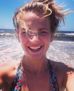 Бритт Робертсон в купальнике