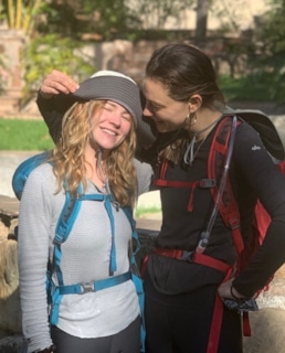 Бритт Робертсон и Фиби Тонкин