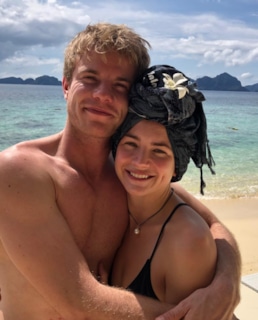 Грэм Роджерс и Бритт Робертсон в купальнике