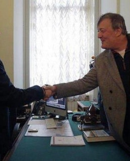 Стивен Фрай и Виталий Милонов