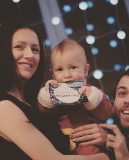 Артем Крылов и его жена Василина Октябрьская с сыном