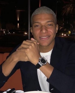 Килиан Мбаппе с белыми волосами