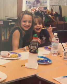 Джои Кинг в детстве с сестрой Хантер