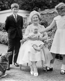 Сын королевы Елизаветы II принц Эндрю в детстве с матерью братом и сестрой