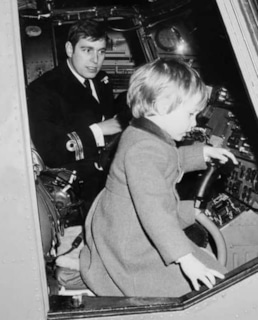 Принц Эндрю в молодости и прнц Уильям в детстве