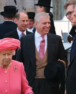 Принц Эндрю и королева Елизавета II
