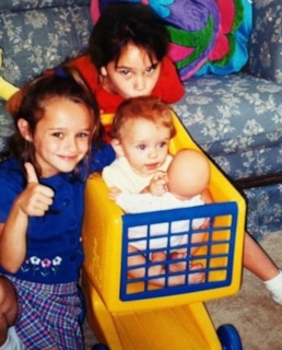 Джои Кинг в детстве с сестрами