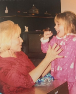 Джои Кинг в детстве с бабушкой