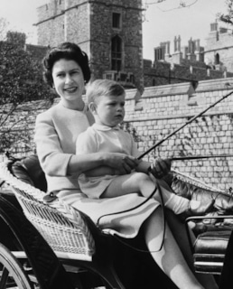 Сын королевы Елизаветы II принц Эндрю в детстве с матерью