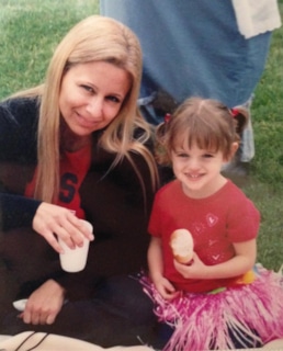 Джои Кинг в детстве с мамой