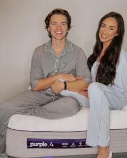 Джоэл Кортни с женой Мией Шолинк