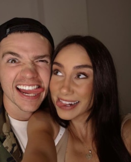 Джоэл Кортни с женой Мией Шолинк