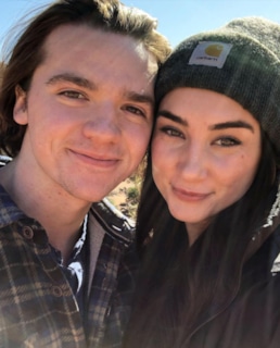 Джоэл Кортни с женой Мией Шолинк