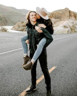 Джоэл Кортни с женой Мией Шолинк