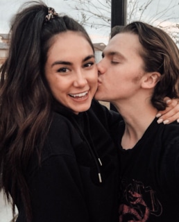 Джоэл Кортни с женой Мией Шолинк