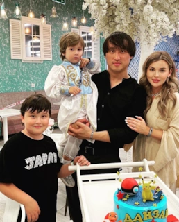 Сангаджи Тарбаев с женой и детьми