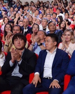 Сангаджи Тарбаев с женой Татьяной в зрительном зале КВН