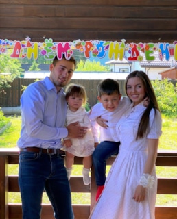 Антон Шипулин и Луиза Шипулина с детьми