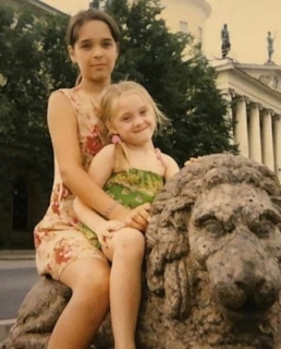 Юлия Ахмедова в детстве с сестрой