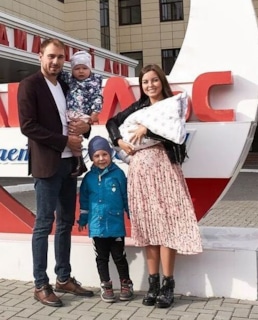 Антон Шипулин и Луиза Шипулина с детьми