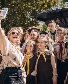 Кэтрин Винник с скаутами украинской организации «Пласт»