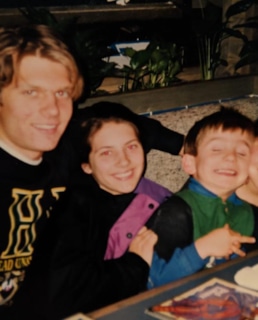 Кэтрин Винник с братьями и сестрой