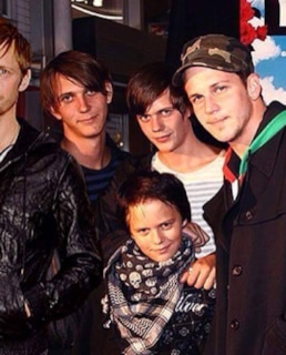 Билл Скарсгард с братьями